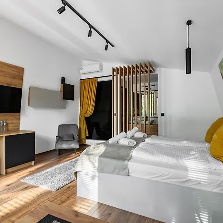 Blisku Do Gradot - Riverfront Luxury *