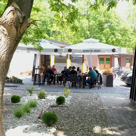 Blisku Do Gradot - Riverfront Luxury Jaktstuga Skopje
