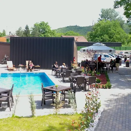 Blisku Do Gradot - Riverfront Luxury Jaktstuga Skopje