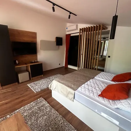 Blisku Do Gradot - Riverfront Luxury Orman Evi